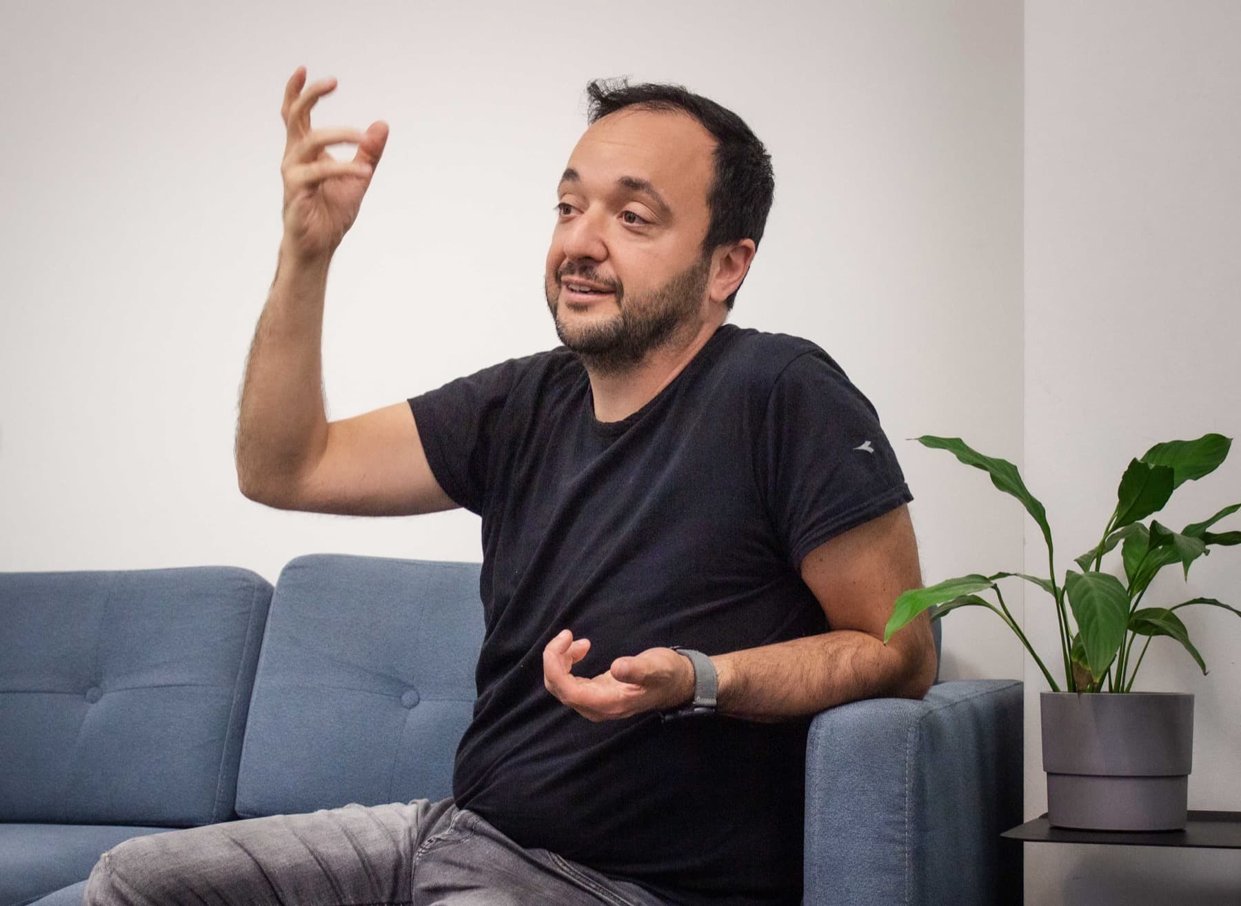 brandpfeil-Mitgründer Manuel im Büro-Interview zur Unternehmensgeschichte