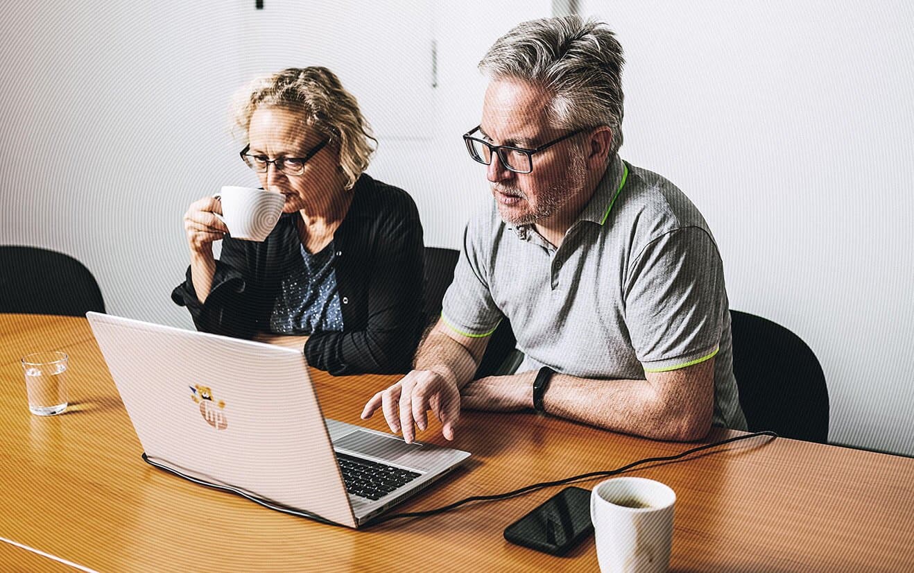 Das dskom-Team bei der abteilungsübergreifenden Zusammenarbeit im Berliner Büro