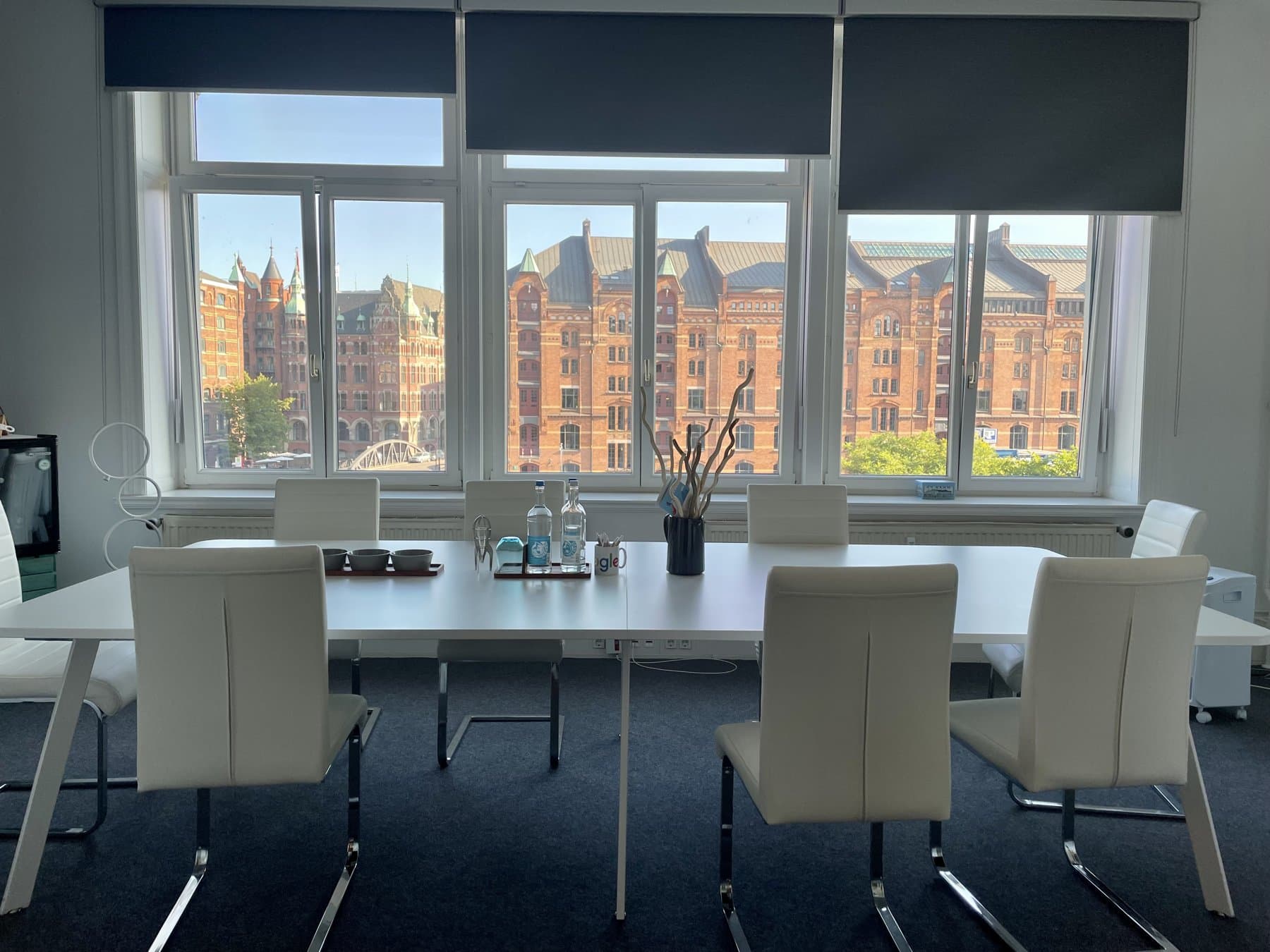 Konferenzraum von elbmarketing im Hamburger Büro mit Blick auf die Speicherstadt