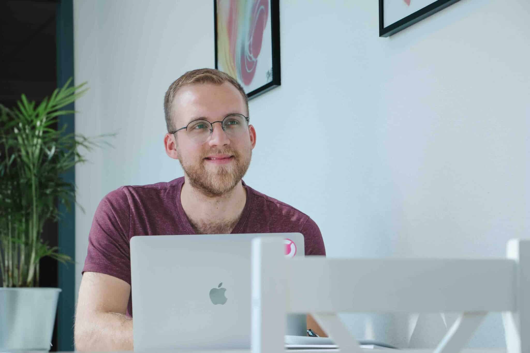 EOM-Teammitglied bei der Arbeit im Büro