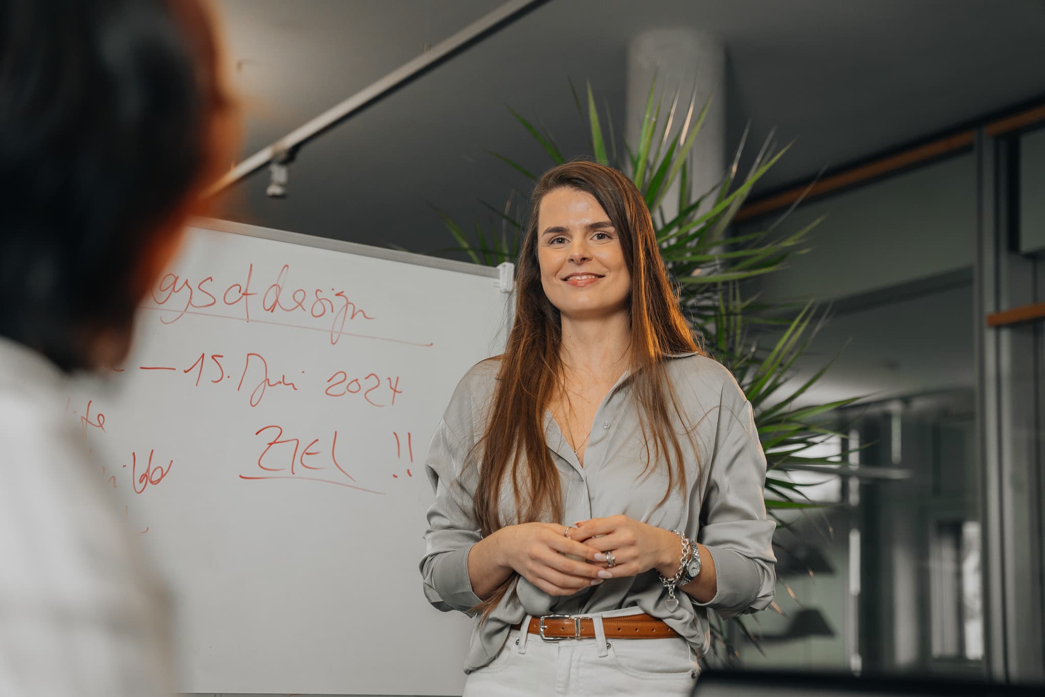 Clara Neunzig, Gründerin von ROCKS. THE AGENCY, bei einem Workshop im Büro