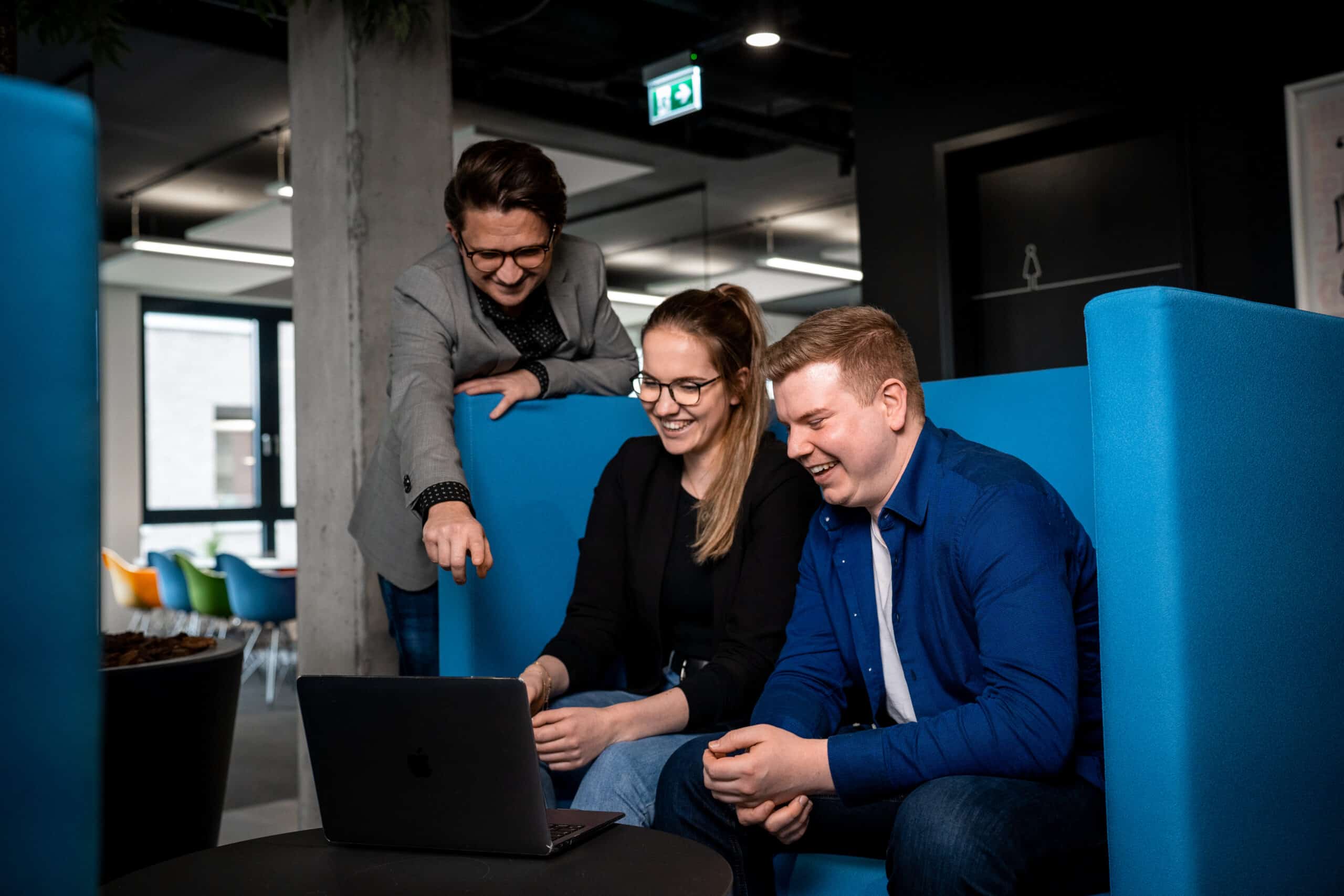 Das SUMAX-Team bei der Zusammenarbeit im Dortmunder Büro am Phoenix-See