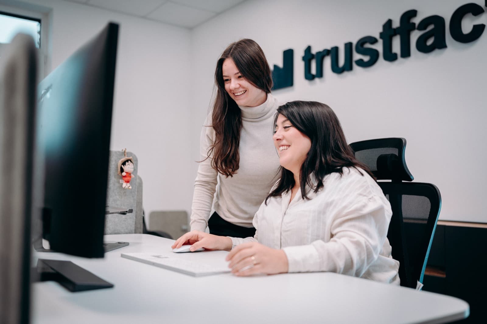 Das Trustfactory-Team bei der Zusammenarbeit im Mannheimer Büro