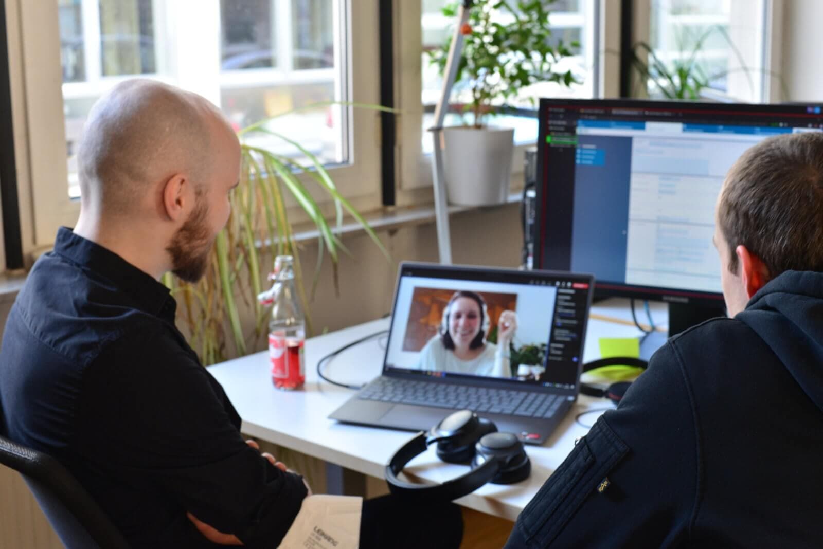 Zwei visual4-Mitarbeiter bei einer Videocall-Abstimmung im Stuttgarter Büro