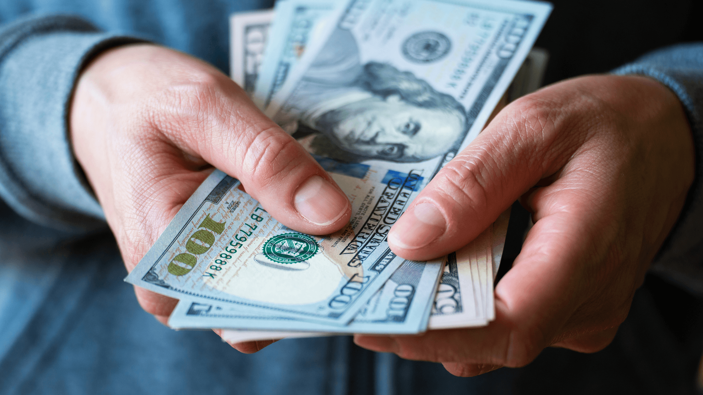 https://www.istockphoto.com/de/foto/wei%C3%9Fes-weibliches-model-zeigt-dollarnoten-in-ihrer-hand-nahaufnahme-vorderansicht-gm1422233466-467587988?phrase=dollar
