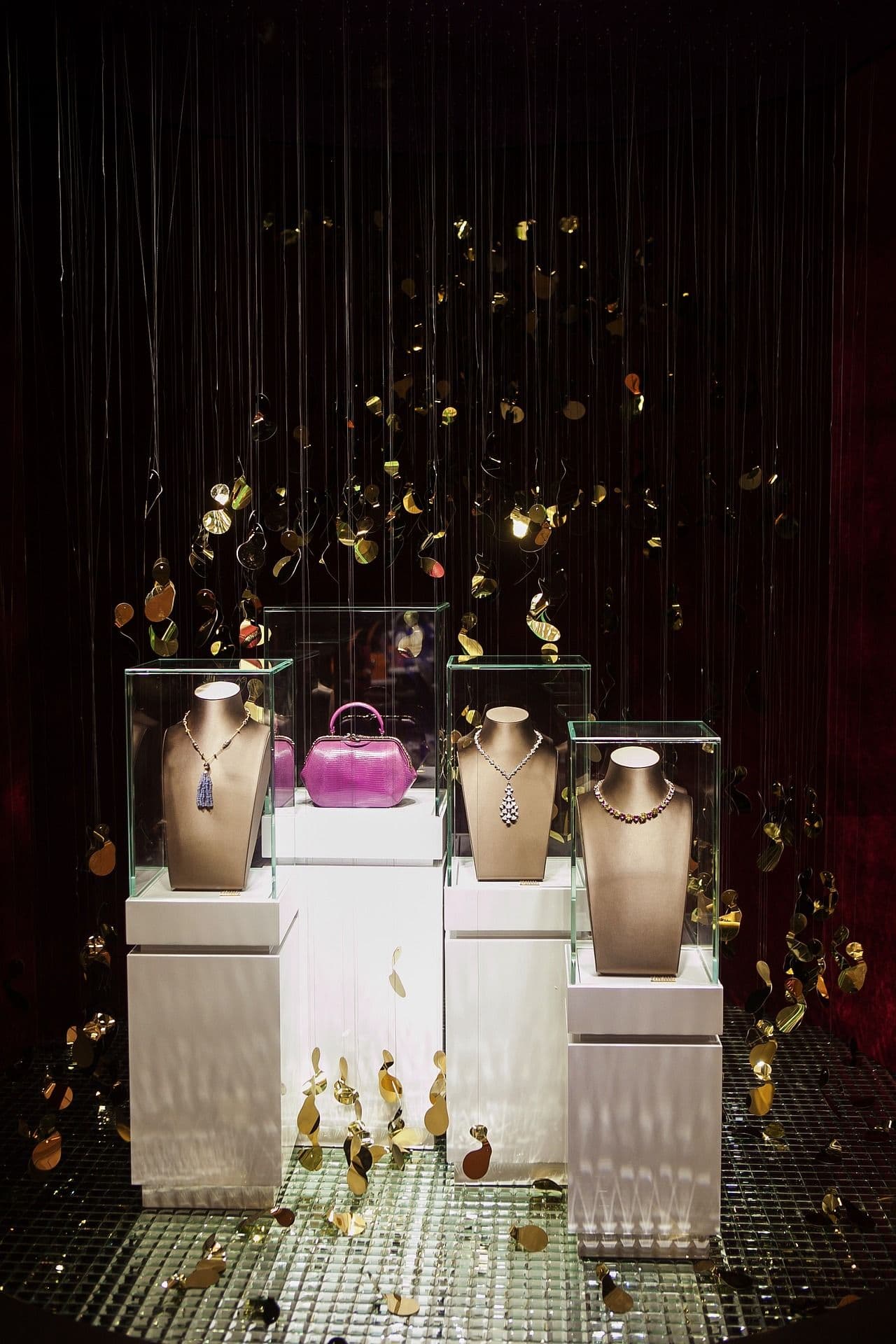 Von der Decke hängende Elemente und eine gezielte Akzentbeleuchtung setzen die Produkte perfekt in Szene.