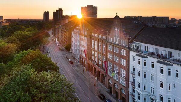 Handwerkskammer Hamburg mit Sonnenreflexion