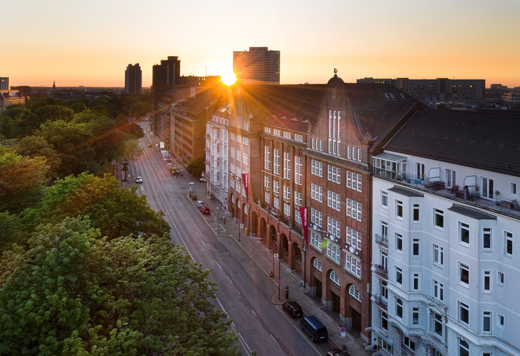 Handwerkskammer Hamburg mit Sonnenreflexion