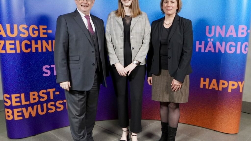 Geschäftsführer Jürgen Hindenberg, IHK Bonn/Rhein-Sieg; Bundesbeste Anne Schlagheck, American Instiute For Foreign Study (Deutschland) GmbH; HR-Managerin Gabriele Salgert, American Institute For Foreign Study (Deutschland) GmbH