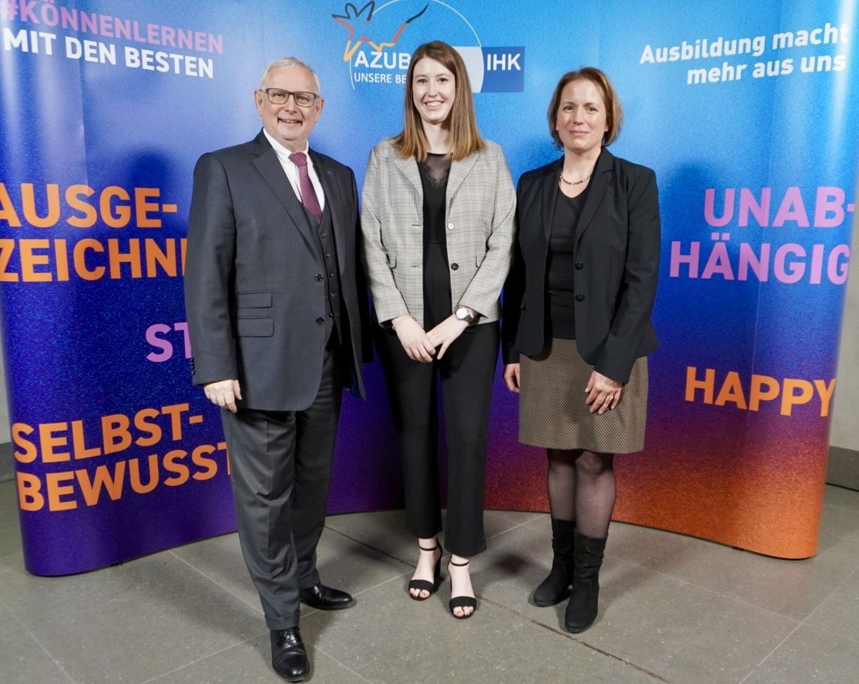 Geschäftsführer Jürgen Hindenberg, IHK Bonn/Rhein-Sieg; Bundesbeste Anne Schlagheck, American Instiute For Foreign Study (Deutschland) GmbH; HR-Managerin Gabriele Salgert, American Institute For Foreign Study (Deutschland) GmbH