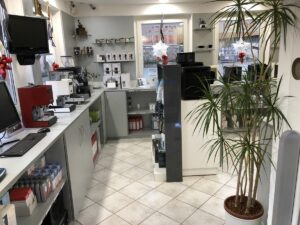 Neue oder komplett überholte Kaffeemaschinen plus Service gibt es im Kardag Kaffeestudio...