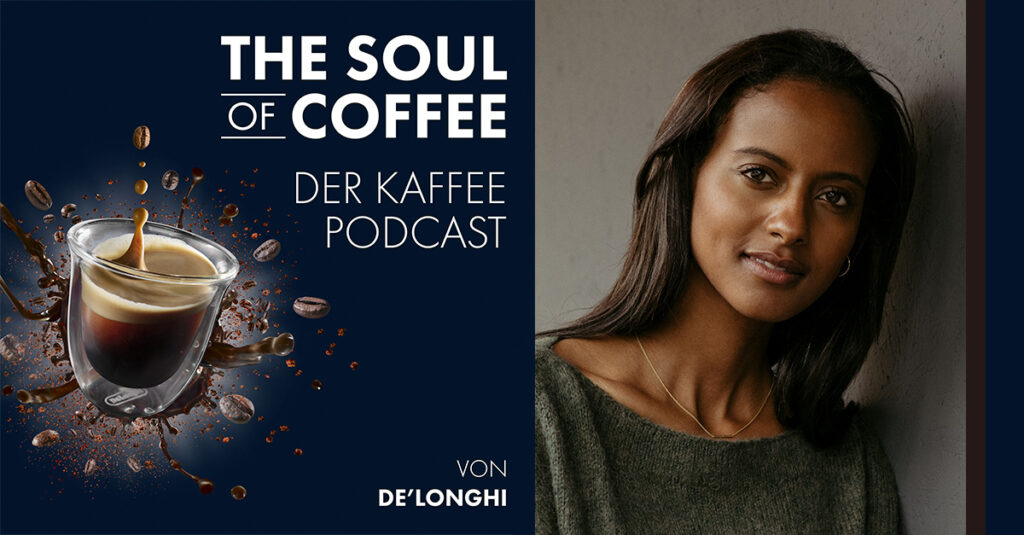 Die grünen Bohnen werden erst auf offenem Feuer geröstet und dann eigenhändig gemahlen, um anschließend dreimal in einem Jebena (Tonkrug) aufgebrüht. Dann wird der Kaffee gemeinsam mit der Familie und Freund/innen getrunken