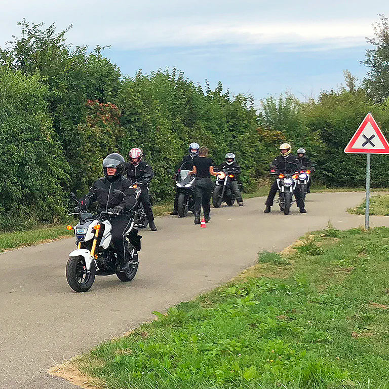 Fahren ohne Führerschein auf dem kleinen ADAC Platz in Wolfschlugen. Die Teilnehmer sind jedesmal begeistert. Nicht selten sehen wir jemand bei einem zweiten Termin ;o)))) Sichere Du Dir einen der noch freien Plätze.