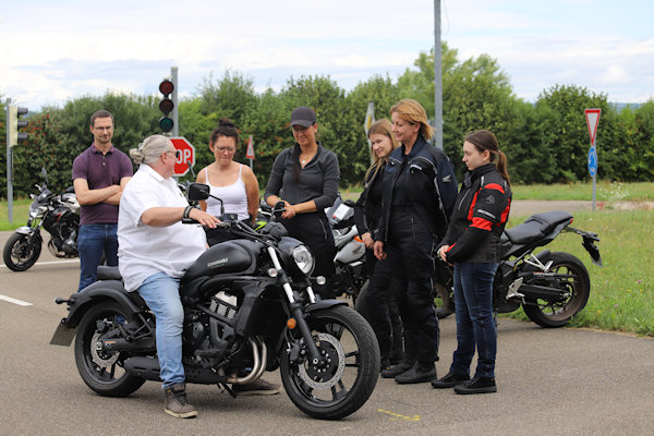 Berny als Fahrlehrer und Instructor & Moderator für Zweiradsicherheit führt die Anfangseinweisungen durch. Mit ihm und dem Limbächer Team machst Du dann die ersten Fahrbewegungen.