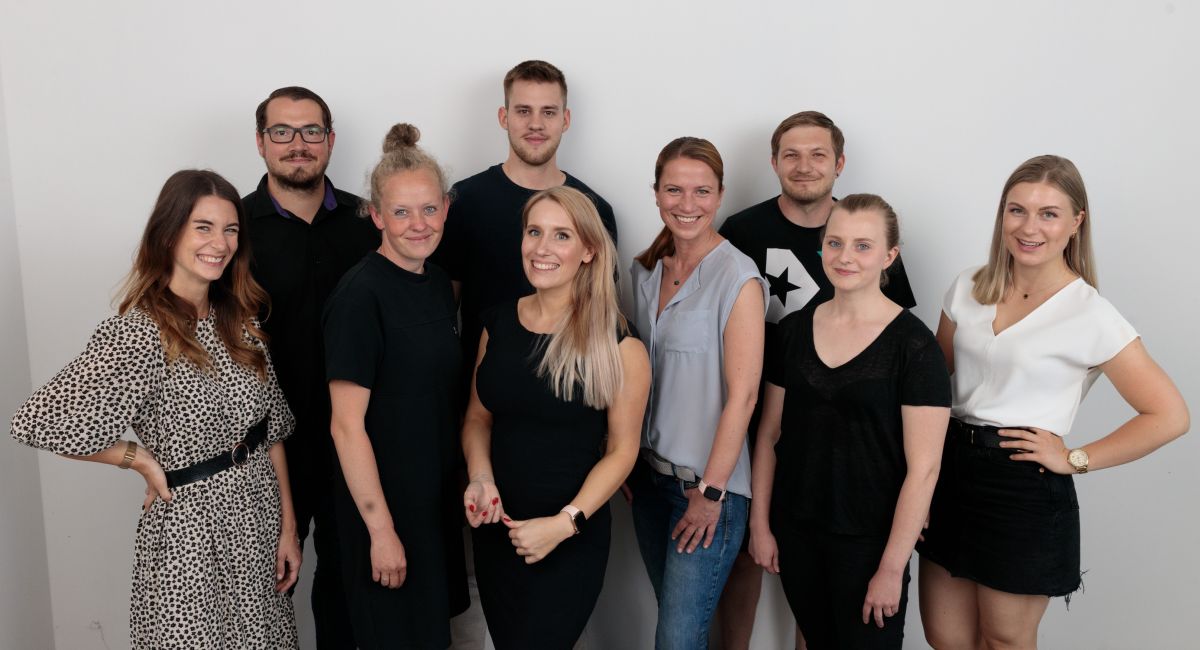 Teamfoto von einem Teil des Teams rund um Gründerin Josefine Schmidt
