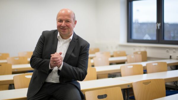 Prof. Dr. Wolfgang Buchholz lehrt Organisation und Logistik am Fachbereich Wirtschaft der FH Münster, der Münster School of Business (MSB), und leitet den berufsbegleitenden Masterstudiengang Digital Supply Chain Management, der im Wintersemester startet.