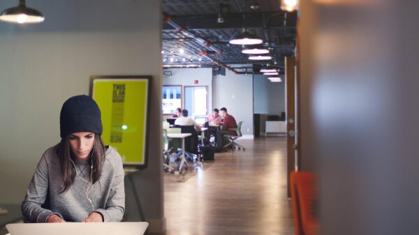 Coworking Spaces bieten viele Vorteile, wie zum Beispiel eine flexibel nutzbare Arbeitsumgebung, Zugang zu moderner Technologie und die Möglichkeit, mit anderen Fachleuten in Kontakt zu treten.