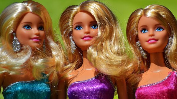 Mattel musste sich oft und immer wieder den Vorwürfen stellen, mit seinen Puppen Klischees zu bedienen und ein falsches Frauenbild zu fördern. Bild: Alexa auf Pixabay.de