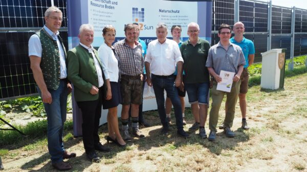 Eröffnungsfeier Agri-PV Park Gabersdorf. Von links nach rechts: Franz Tonner (Steierischer Bauernbund), Hubert Lang (Abg. Steierischer Landtag), Maria Pein (Landwirtschaftskammer Steiermark), Josef Gründl (G&G Sonnenstrom), Heiko Hildebrandt (Next2Sun), Werner Kogler (Vizekanzler), Sascha Krause-Tünker (Next2Sun), Peter Gsell (G&G Sonnenstrom), Wolfgang Kubassa (Klimaregion Gabersdorf-Schwarzautal), Bernhard Stöckl (Next2Sun)