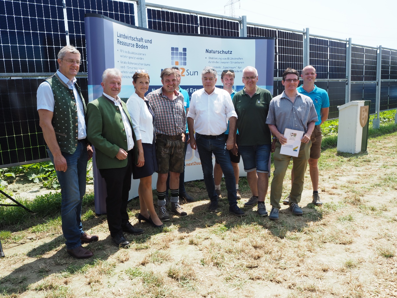 Eröffnungsfeier Agri-PV Park Gabersdorf. Von links nach rechts: Franz Tonner (Steierischer Bauernbund), Hubert Lang (Abg. Steierischer Landtag), Maria Pein (Landwirtschaftskammer Steiermark), Josef Gründl (G&G Sonnenstrom), Heiko Hildebrandt (Next2Sun), Werner Kogler (Vizekanzler), Sascha Krause-Tünker (Next2Sun), Peter Gsell (G&G Sonnenstrom), Wolfgang Kubassa (Klimaregion Gabersdorf-Schwarzautal), Bernhard Stöckl (Next2Sun)