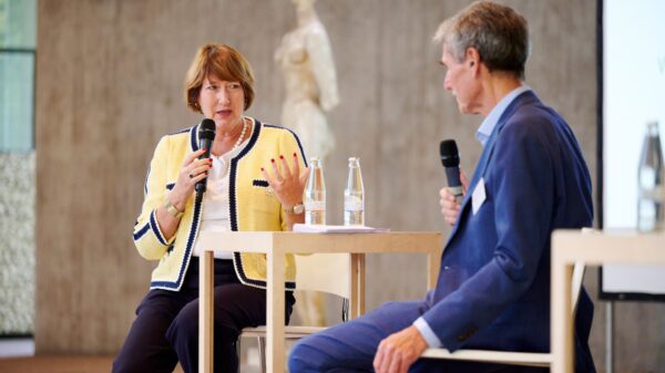 Im Gespräch: Hildegard Müller, Präsidentin des Verbandes der Autoindustrie (VDA), mit Gastgeber Prof. Dr. Ferdinand Dudenhöffer vom Center for Automotive Research.