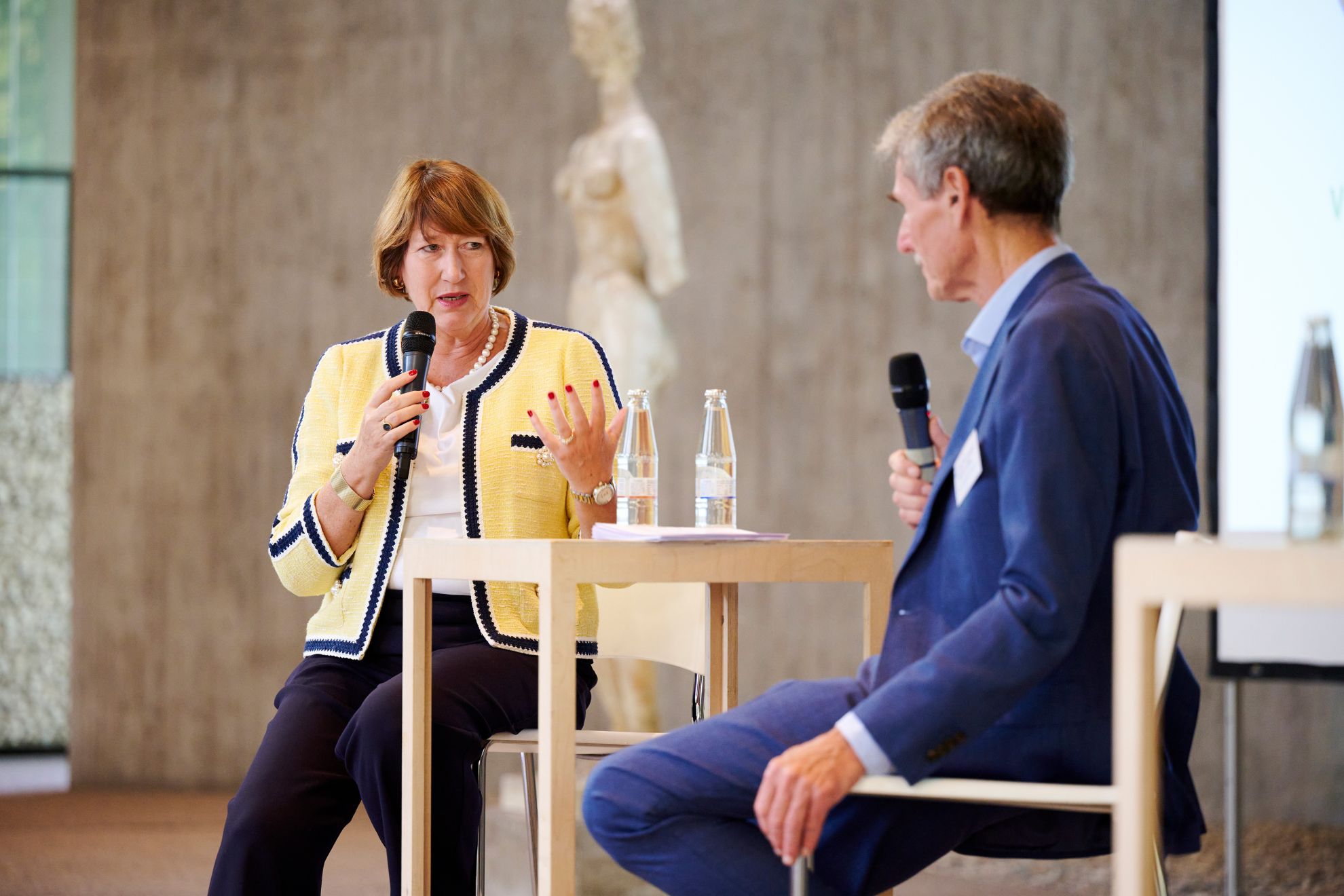 Im Gespräch: Hildegard Müller, Präsidentin des Verbandes der Autoindustrie (VDA), mit Gastgeber Prof. Dr. Ferdinand Dudenhöffer vom Center for Automotive Research.
